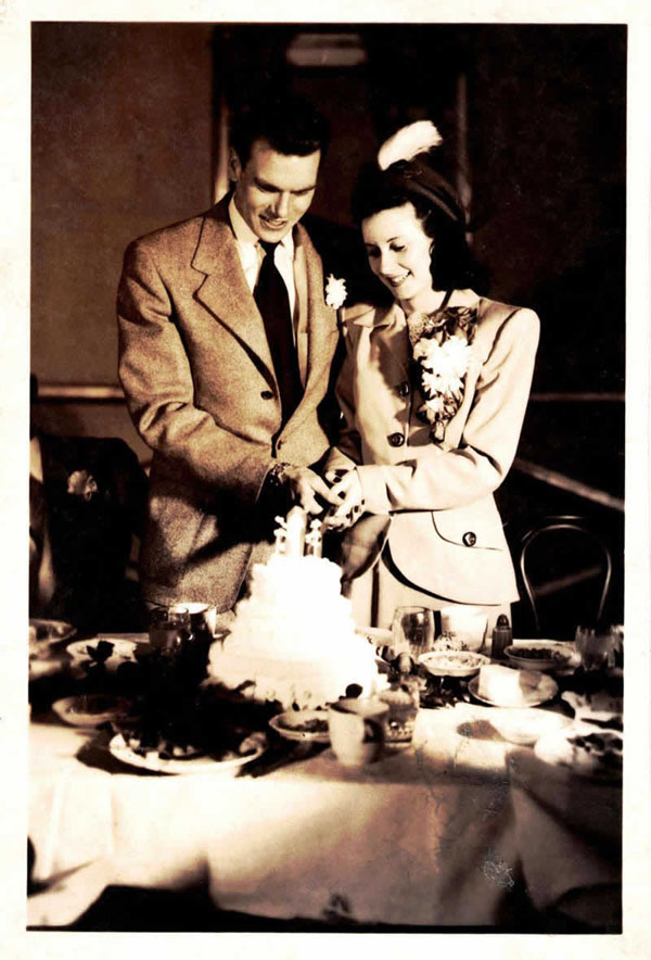 Dix and Helen cutting Wedding Cake